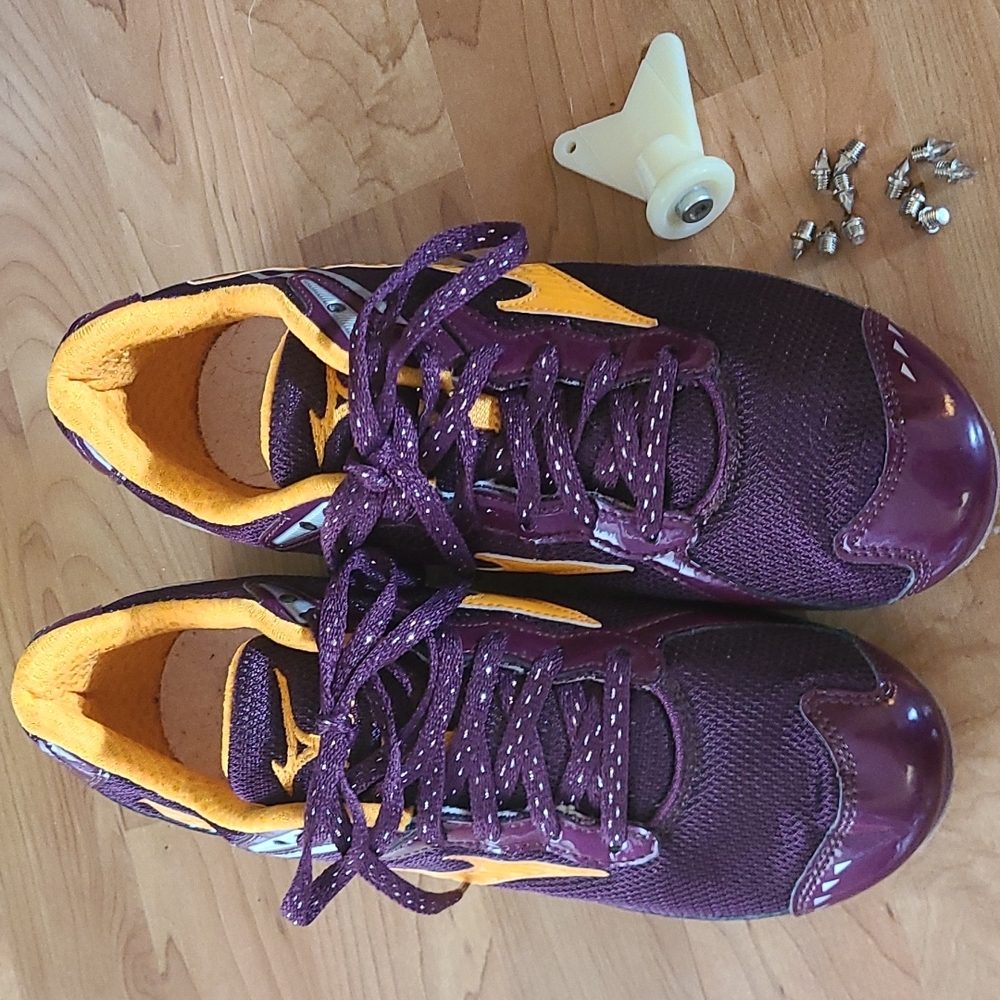Mizuno Track Cleats in Maroon and Gold with 11 Metal Spikes and Tool Inc…